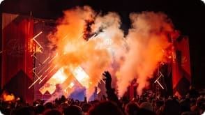 Photo montrant de la fumée et une foule lors d'un festival de ski