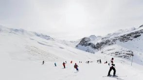 Transferts à Tignes - des skieurs sur une montagne enneigée
