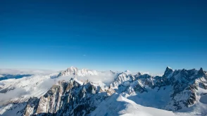Les sommets enneigés des Alpes sous un ciel bleu