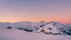 Un magnifique coucher de soleil sur les montagnes enneigées
