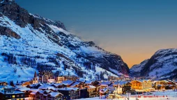La station de ski de Val d'Isère la nuit