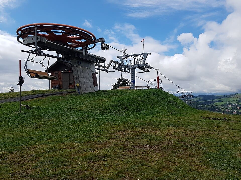 Zwardoń Ski resort chairlift and slopes