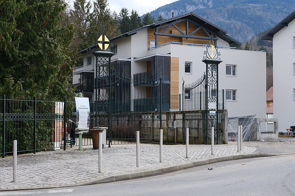 The entrance gates to Parc Cohendier in Saint-Pierre-en-Faucigny during winter